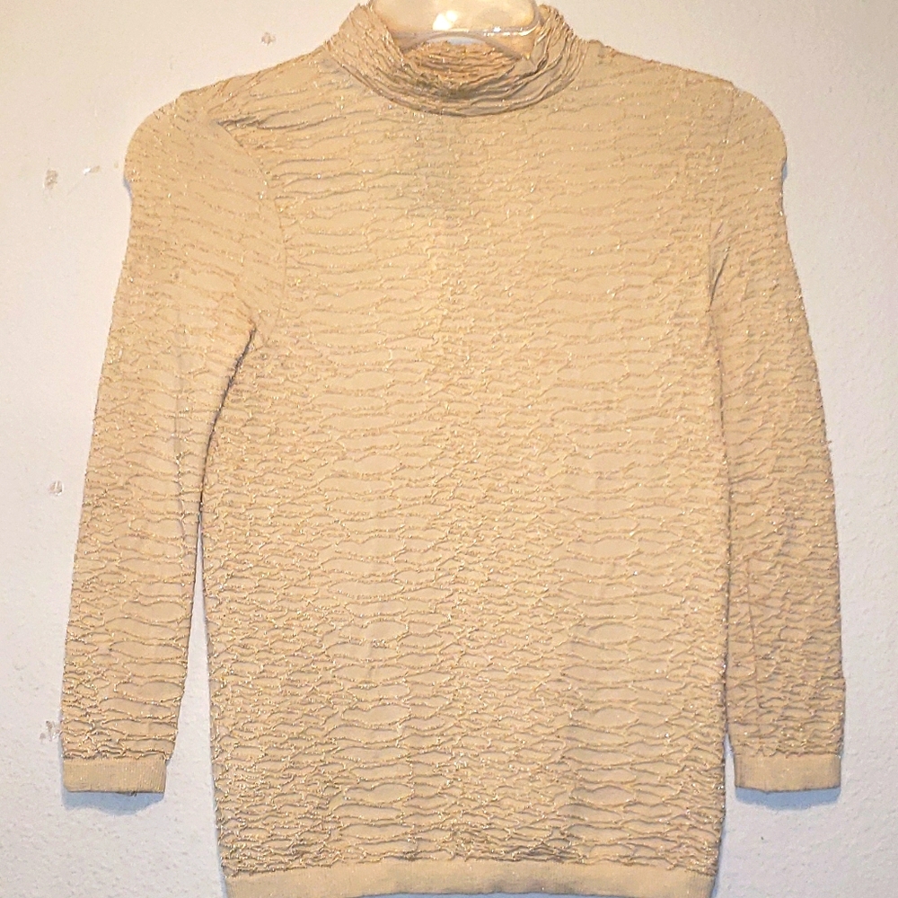 Gives old aesthetic beige colored